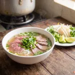 Cách nấu phở bò truyền thống – Nước dùng trong veo, ngọt xương tự nhiên
